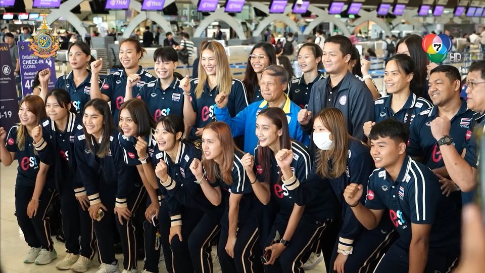 สีสัน VNL 2024 : บรรยากาศแฟนคลับส่งนักตบสาวไทยที่สนามบินสุวรรณภูมิ