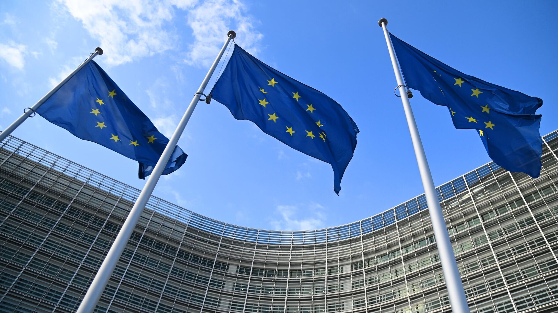 Флаги с символикой Евросоюза у здания Еврокомиссии в Брюсселе - РИА Новости, 1920, 12.04.2024