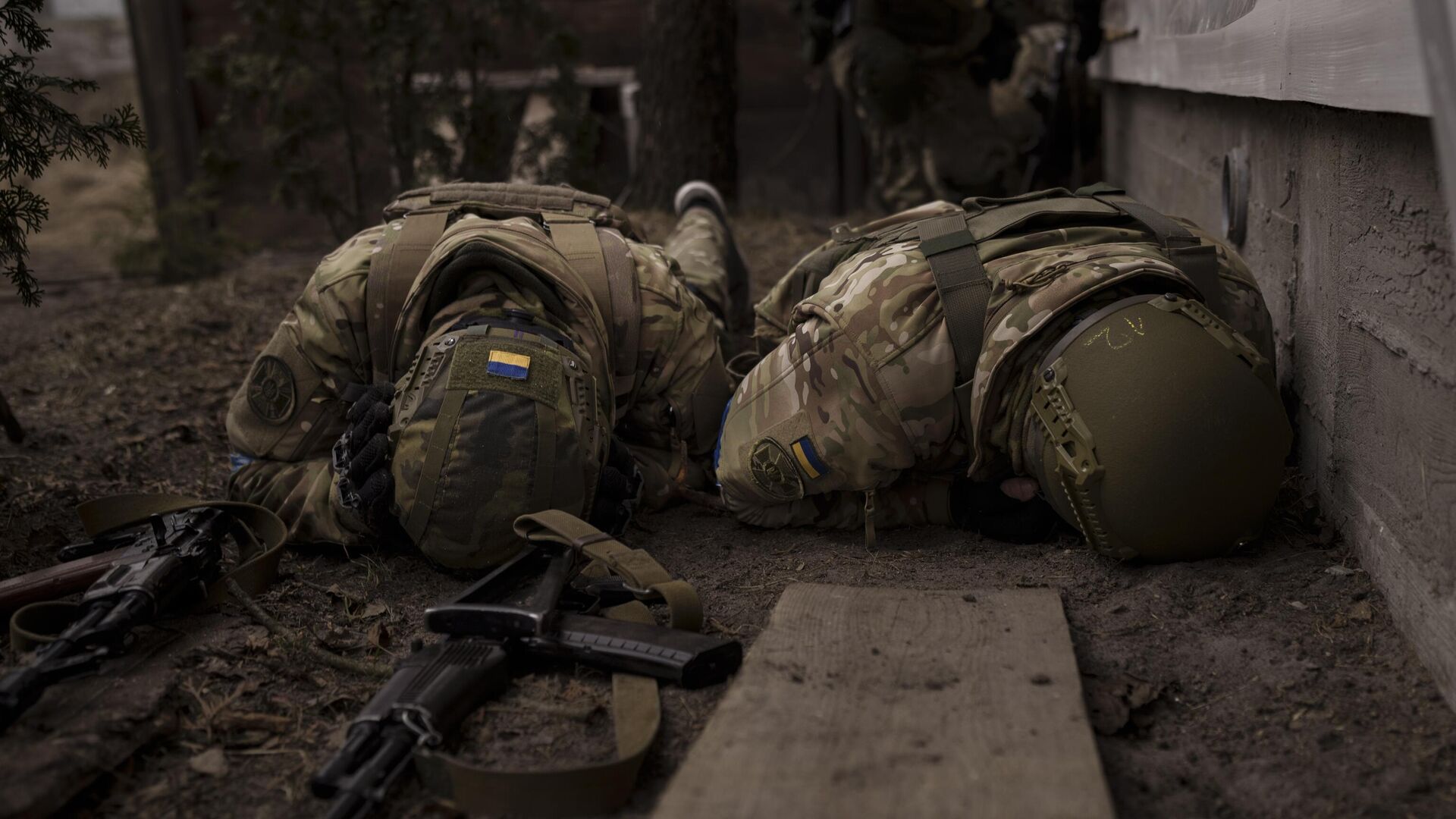 Украинские военнослужащие укрываются от артиллерийского огня - РИА Новости, 1920, 19.04.2024