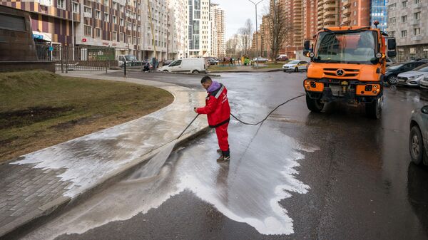 Промывка дороги на улице Обручева