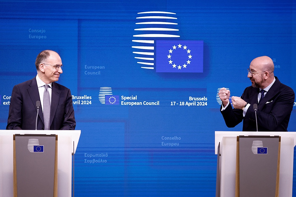 Глава Евросовета Шарль Мишель (справа) призвал коллег активнее помогать ВСУ вооружениями.