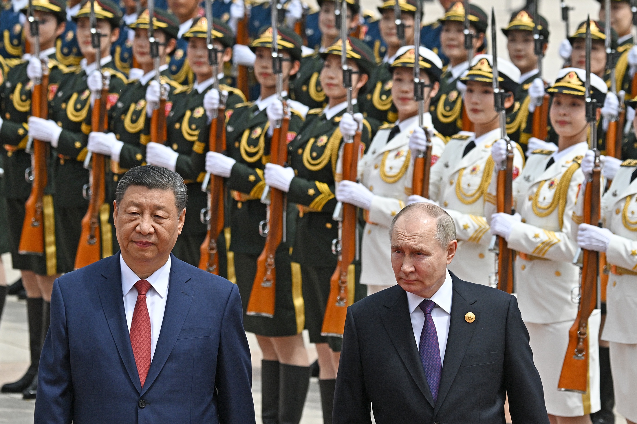 Владимир Путин и председатель КНР Си Цзиньпин во время церемонии официальной встречи у Дома народных собраний на площади Тяньаньмэнь в Пекине.