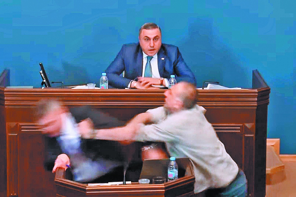 Когда в парламенте у прозападной оппозиции не получилось мирно заблокировать закон об иноагентах, в ход пошли кулаки (на фото - драка в парламенте Грузии 15 апреля).