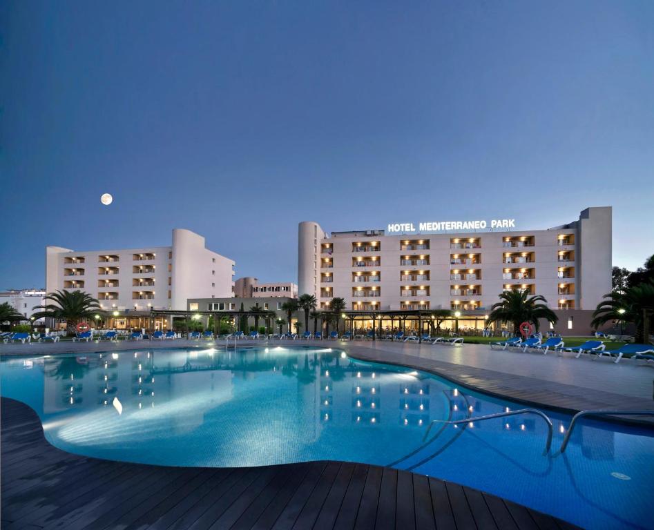 Hotel Spa Mediterraneo Park في روساس: مسبح كبير امام الفندق
