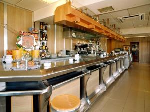 una cocina con barra larga y barra en Hotel Los Angeles, en Guarnizo