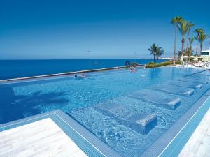 בריכת השחייה שנמצאת ב-Hotel Riu Palace Meloneras או באזור