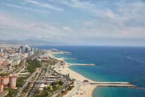 z powietrza widok na plażę i ocean w obiekcie Hotel Arts Barcelona w Barcelonie
