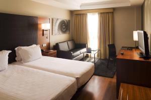 Pokój hotelowy z łóżkiem, kanapą i telewizorem w obiekcie AC Hotel Almería by Marriott w mieście Almería