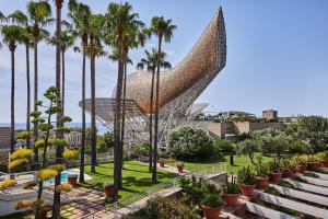 巴塞隆納的住宿－巴塞羅納藝術酒店，享有棕榈树建筑的景致