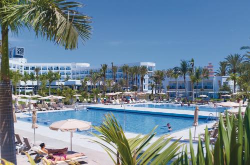 בריכת השחייה שנמצאת ב-Hotel Riu Palace Meloneras או באזור