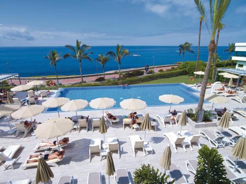 Pemandangan kolam renang di Hotel Riu Palace Meloneras atau berdekatan