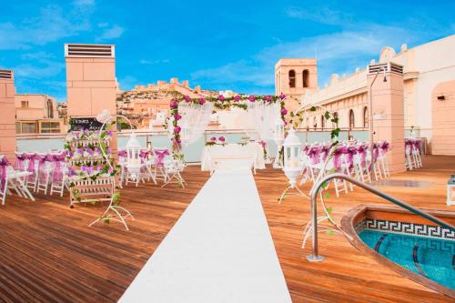 ceremonia ślubna na dachu ośrodka w obiekcie AC Hotel Almería by Marriott w mieście Almería