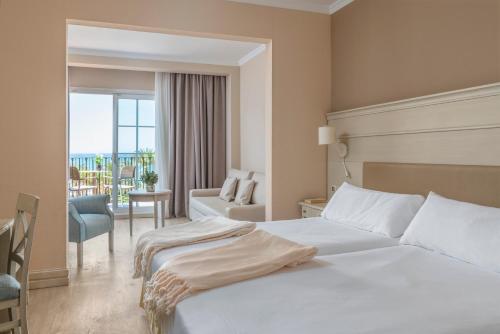 Säng eller sängar i ett rum på Iberostar Málaga Playa
