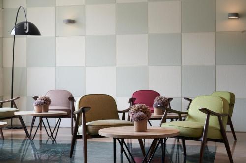 una fila de sillas y mesas en una sala de espera en Catalonia Sabadell, en Sabadell
