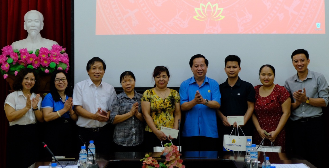 Công đoàn Công Thương Việt Nam: Thăm, tặng quà người lao động Viện Công nghiệp thực phẩm