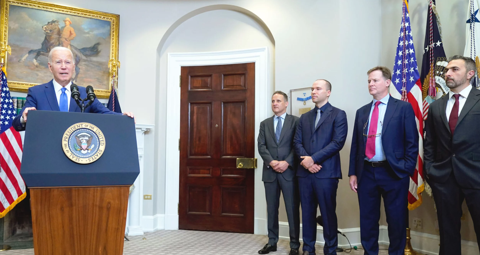 Il presidente Biden &egrave; accanto al CEO di Amazon Andy Jassy e ad altri leader
