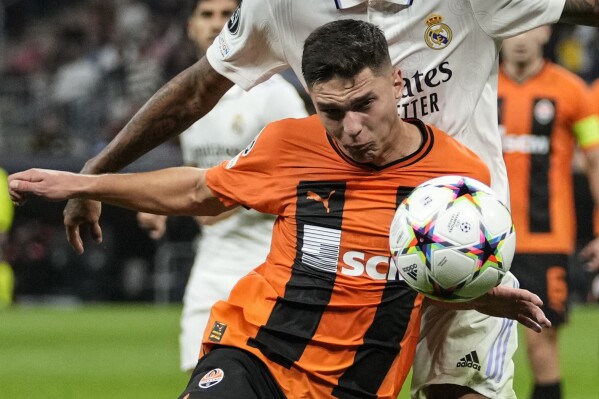 FILE - Shakhtar's Heorhiy Sudakov plays the ball during the Champions League group F soccer match between Real Madrid and Shakhtar Donetsk at the Santiago Bernabeu stadium in Madrid, Wednesday, Oct. 5, 2022. Ukrainian soccer star Heorhiy Sudakov is on course to achieve his dream of becoming one of the best players in Europe. His dream of returning home seems more distant. (AP Photo/Bernat Armangue, File)