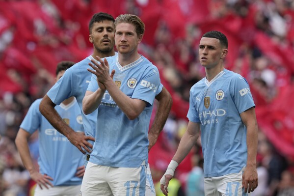 Manchester City's Kevin De Bruyne applauds fans at the end of the English FA Cup final soccer match between Manchester City and Manchester United at Wembley Stadium in London, Saturday, May 25, 2024. Manchester United won 2-1. (AP Photo/Kin Cheung)
