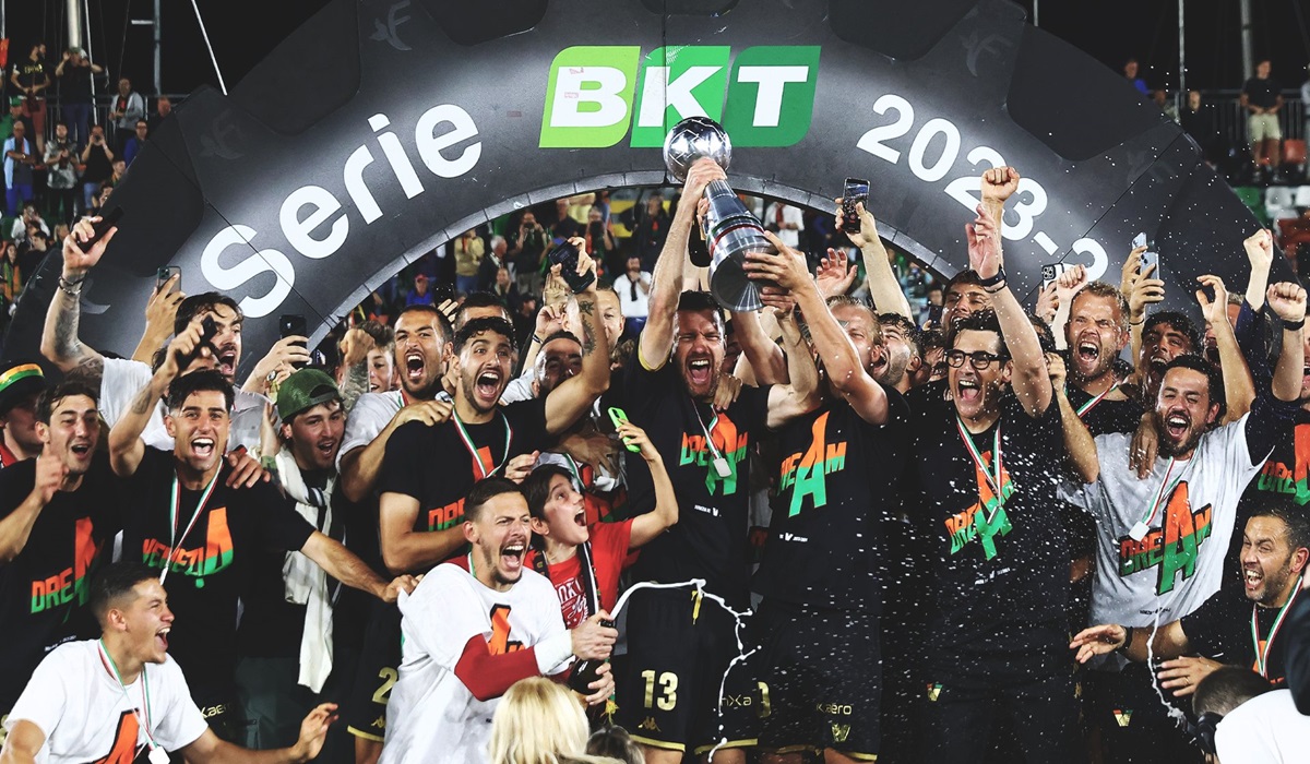 Para pemain Venezia merayakan keberhasilan mereka meraih promosi ke Serie A usai mengalahkan Cremonese di laga playoff.