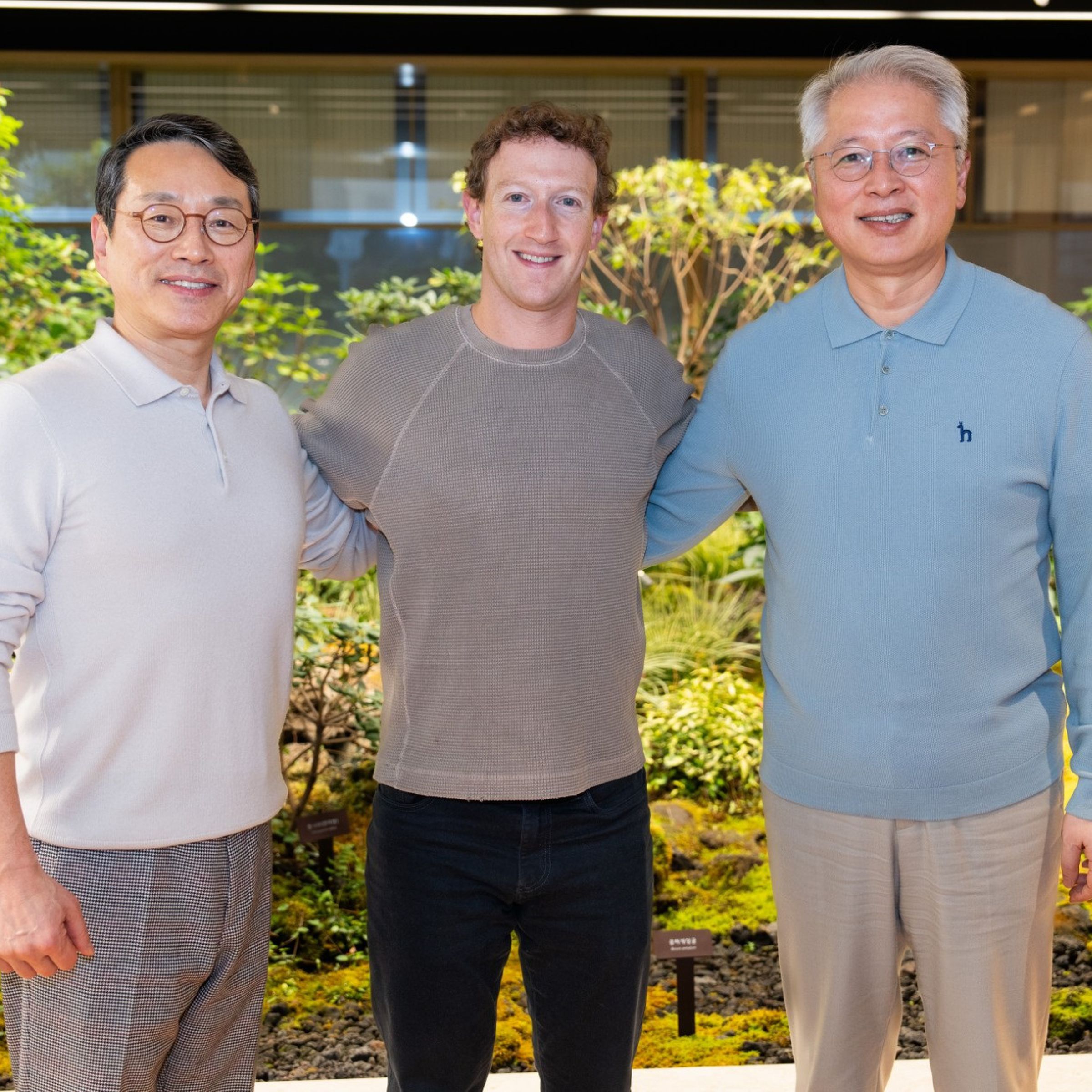 LG’s CEO William Cho and Home Entertainment Company president Park Hyoung-sei and Meta CEO Mark Zuckerberg taking a group picture in a garden.
