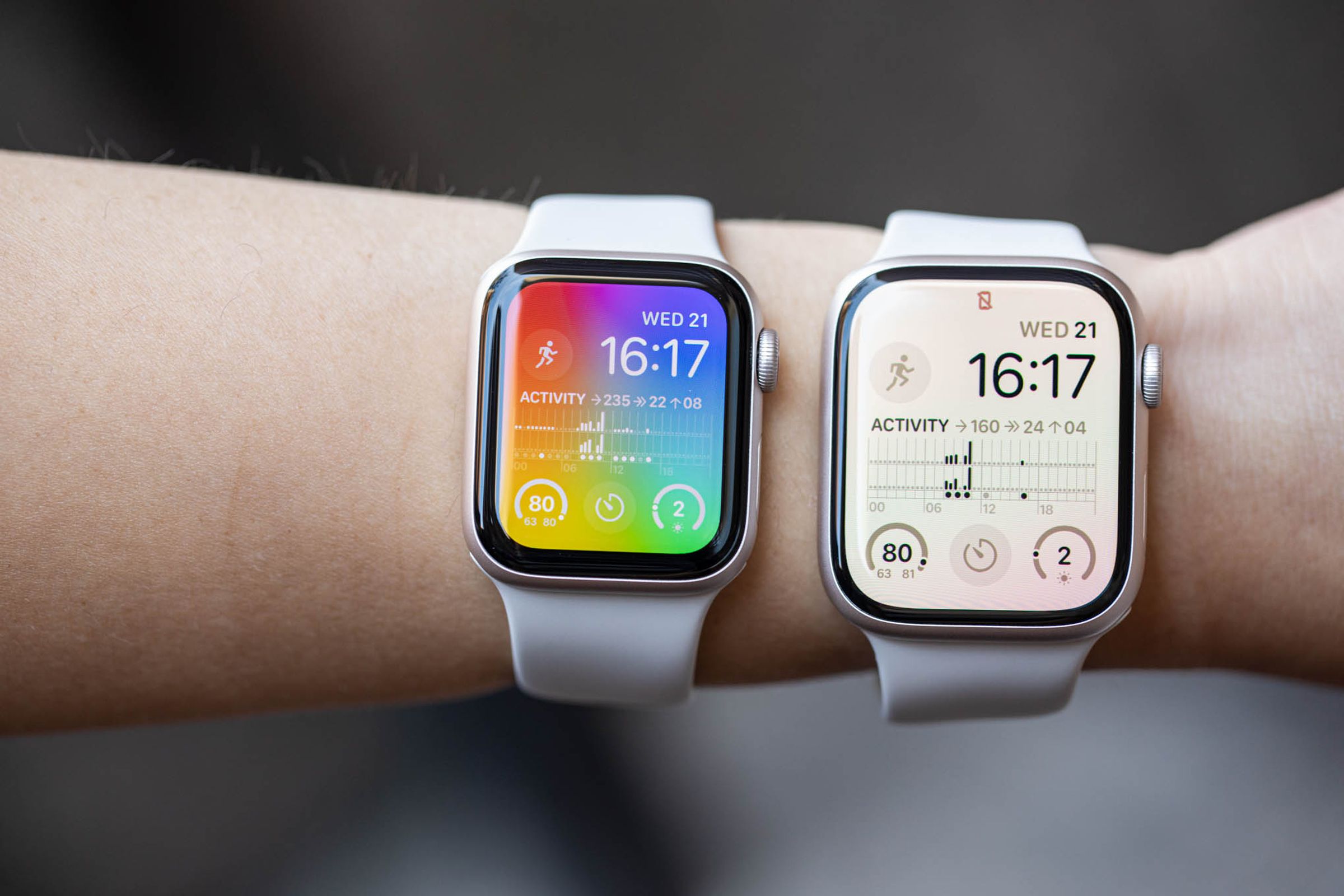 The Apple Watch SE (2022) and the 45mm Apple Watch Series 8 using the same watchface, side by side.