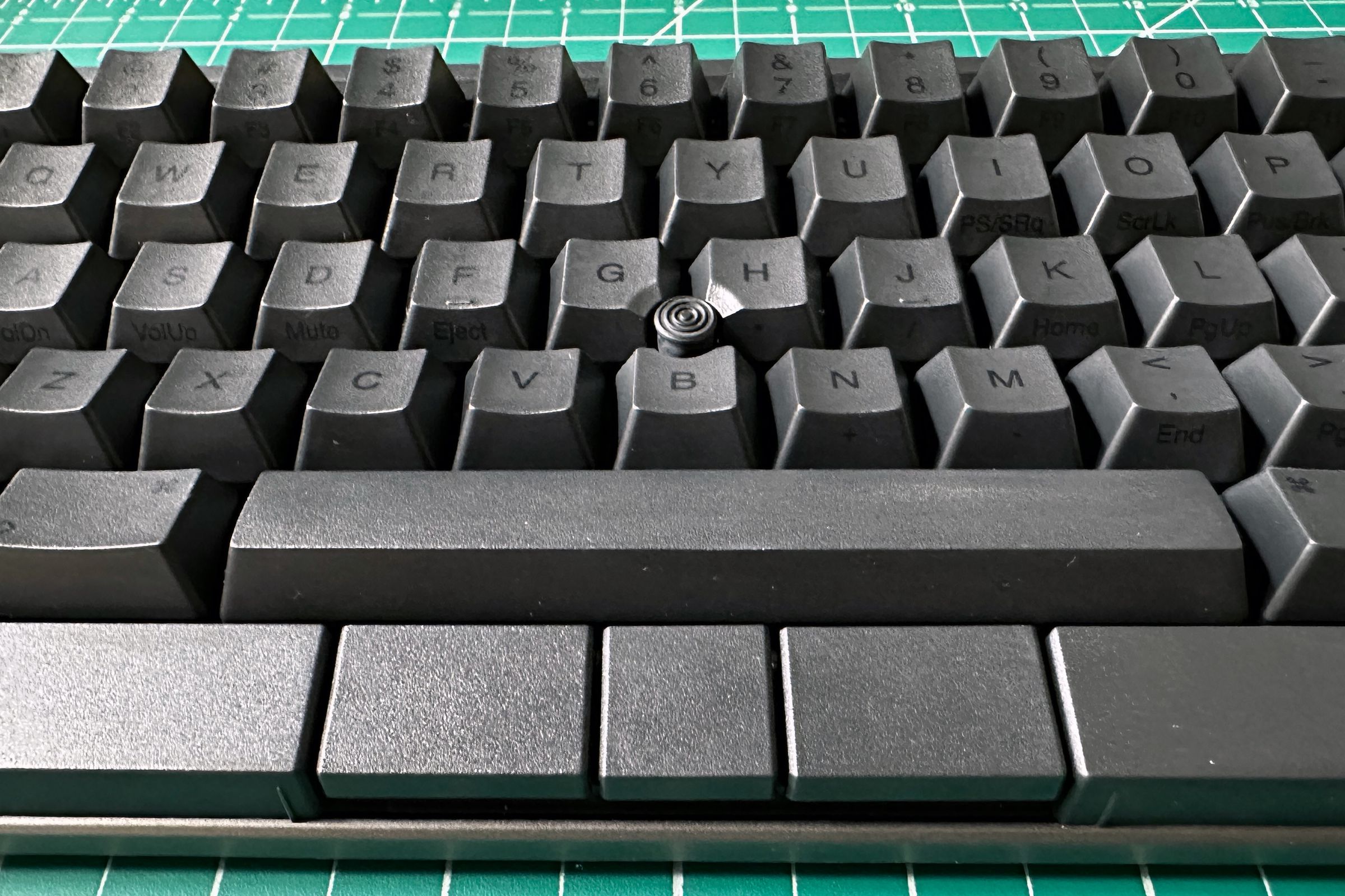 close up of trackpoint and mouse buttons in middle of HHKB Studio keyboard.
