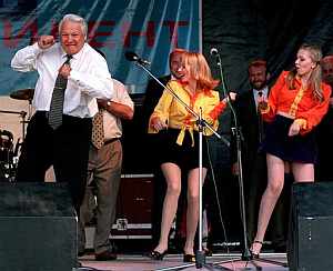 Boris Yeltsin, en un concierto en 1996. (AFP)
