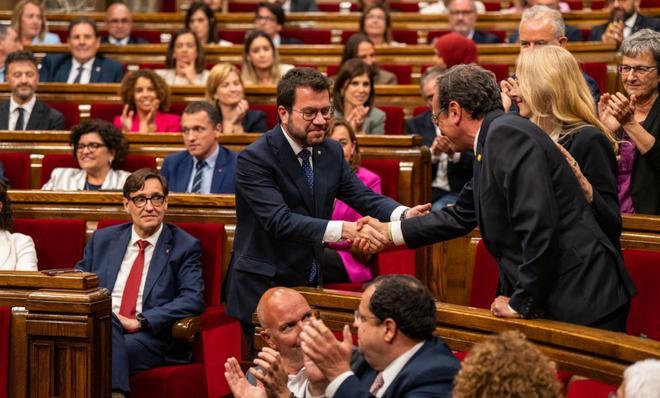 Pere Aragonès felicita Josep Rull davant la mirada de Salvador Illa, ahir al Parlament. | ZOWY VOETEN