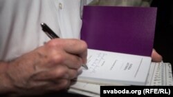 Уладзімер Арлоў падпісвае сваю кнігу „Patria Aeterna“ падчас прэзэнтацыі 1 чэрвеня 2015 г.