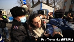 Сотрудники полиции задерживают участников «антивоенного пикета» у генерального консульства России. Алматы, 24 февраля 2022 года
