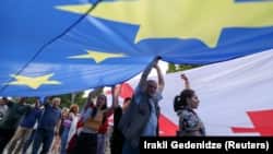 Demonstrators have rallied in support of Georgia's EU membership and against the "foreign agent" law. (file photo) 