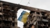 Флаг Украины на разрушенном здании в Мариуполе