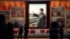 Ljudi ispred slike kineskog predsjednika Ksi Đinpinga u Muzeju Komunističke partije Kine u Pekingu u septembru 2022. 