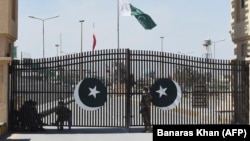 Pakistani soldiers stand guard at the closed Pakistan-Iran border in Taftan in 2020