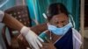 Медична працівниця отримує дозу Covishield під час кампанії вакцинації проти COVID-19 в Індії, 16 січня 2021 року 