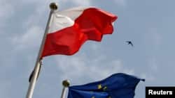 Варшау парламенты каршында Польша һәм Европа берлеге байраклары