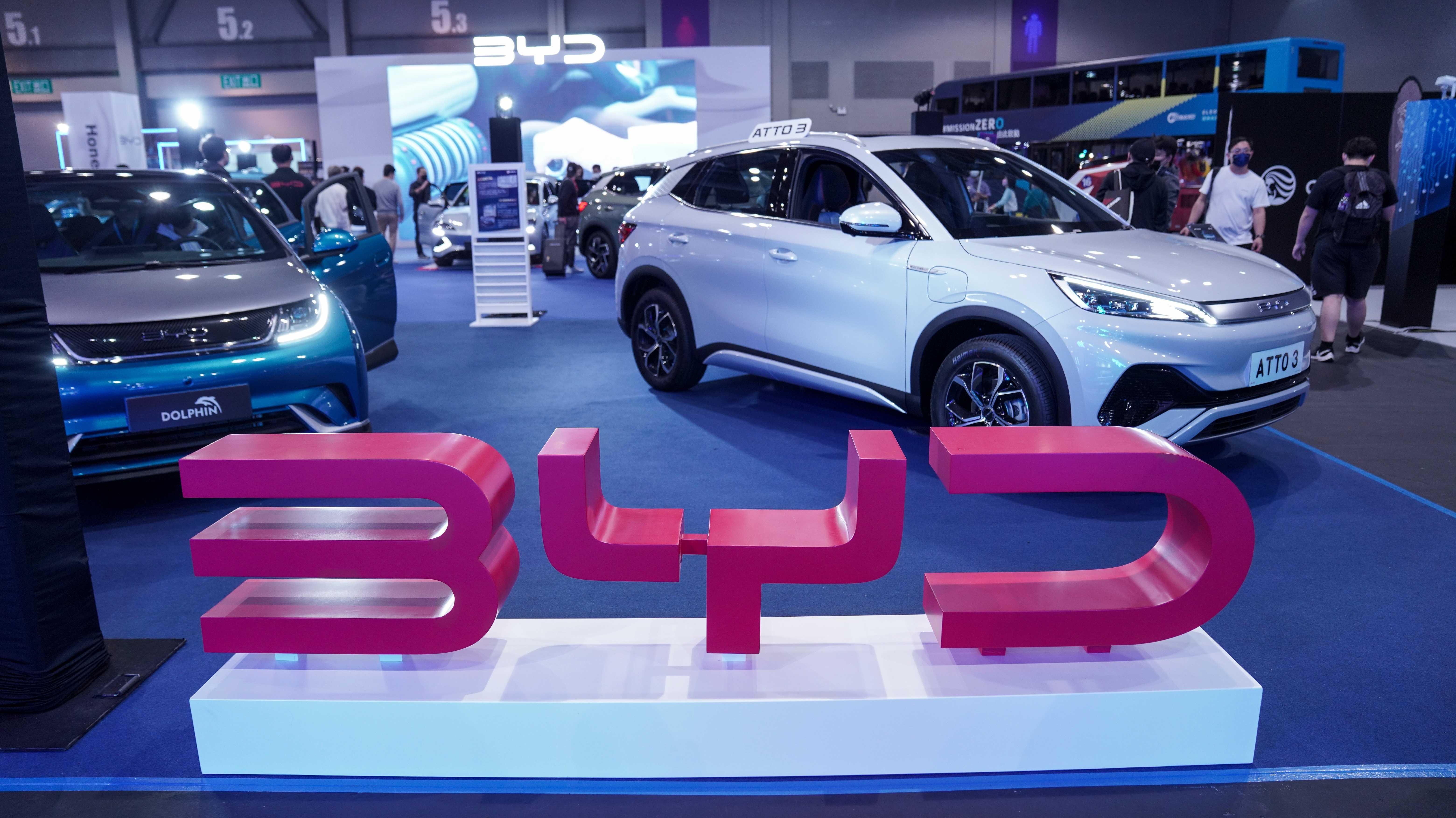 Elektroautos vom chinesischen Hersteller BYD bei einer Messe in Hongkong