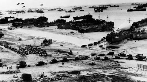Black and white photograph shows Allied forces landing on the beaches of Normandy