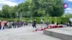 Киевляне несут цветы в парк Славы к Вечному огню