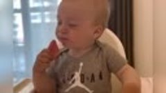 Малыш первый раз пробует грейпфрут!