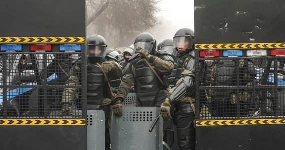 3 tysiące osób zatrzymanych, 26 ofiar wśród protestujących i 18 rannych - to najnowszy bilans zamieszek w Kazachstanie. Tamtejszy resort spraw wewnętrznych informuje, że zginęło także 18 funkcjonariuszy sił porządkowych, a 748 policjantów i żołnierzy zostało rannych.