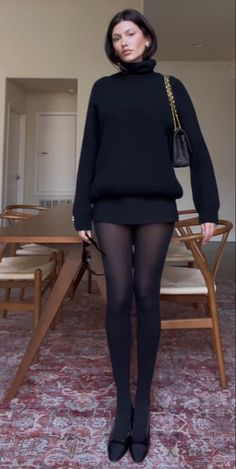 Trendy Winter Outfit, Mini Skirt Fits, Black Mini Skirt Outfit, Skirt And Sweater, Outfit Ideas Black, Black Skirt Outfits, Rok Mini, Trendy Winter