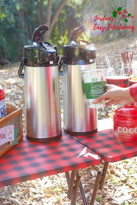 Take this easy outdoor hot chocolate bar on a family adventure this holiday season! Hot chocolate bar Ideas for Christmas | Outdoor Entertaining | Christmas Party Ideas #12daysofchristmasinspo Hot Chocolate Bar Business, Hot Chocolate Booth Ideas, Outside Coffee Bar Ideas, Natal, Christmas Party Ideas Outdoor, Hot Chocolate Bar Outdoor, Outdoor Hot Chocolate Station, Outdoor Hot Cocoa Station, S’mores And Hot Chocolate Bar