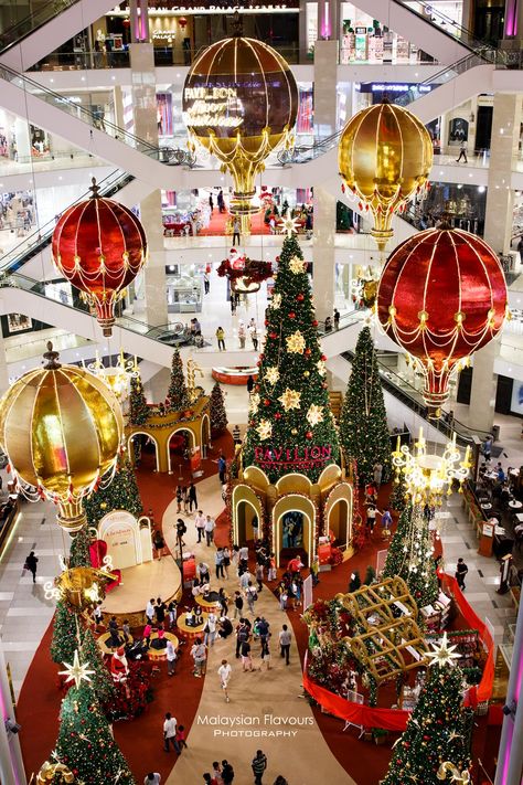 Golden Kingdom, Christmas Lights Wallpaper, Mall Decor, Christmas Carnival, Christmas Balloons, Christmas Tree Design, Tree Ideas, Magical Christmas, Christmas Scenes