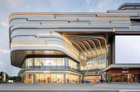 Shopping Centre Architecture, Mall Picture, Mall Exterior, Fasad Design, Shopping Mall Architecture, Courtyard Fountains, Shopping Mall Design, Mall Facade, Green Terrace