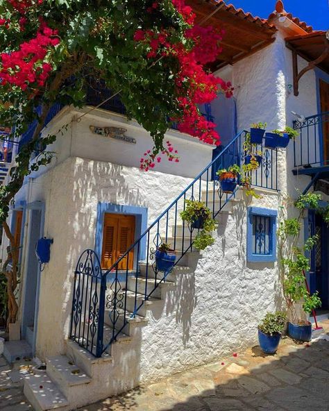 Spanish Style, Belle Image Nature, Greece House, Santorini House, Luxury Beach House, Greek House, Smart Home Design, Casa Vintage, Restaurant Decor