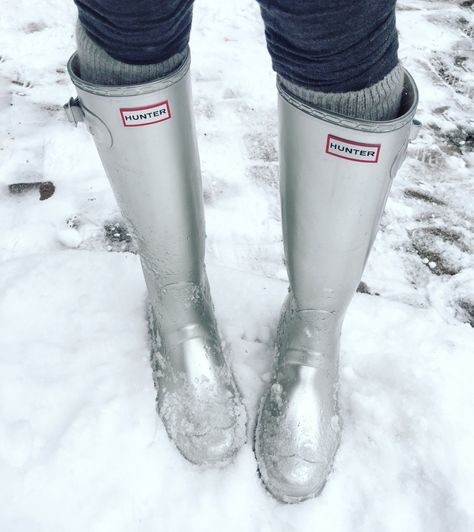 Such a great article About what shoes not to wear in the snow/and winter. Common sense is not so common. Silver Hunter Boots Outfit, Hunter Boots Snow Outfit, Hunter Snow Boots, Hunter Boots Outfit Winter Snow, What To Wear In The Snow, Grey Hunter Boots Outfit, Rainboots Outfit Winter, Hunter Boots Outfit Winter, Hunter Boot Outfits
