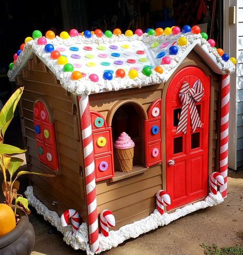 Gingerbread house made from Little Tikes house Natal, Diy Outdoor Christmas Decor, Kids Gingerbread House, Easy Outdoor Christmas Decorations, Giant Christmas Ornaments, Diy Outdoor Christmas, Christmas Parade Floats, Ginger Bread House Diy, Outdoor Christmas Decor