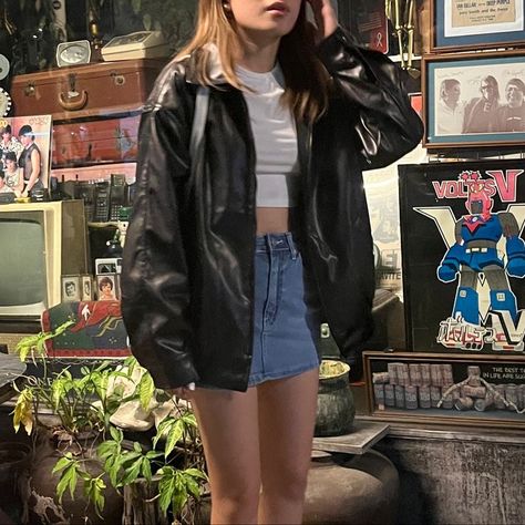 black leather jacket, leather jacket,oversized jacket,oversized leather jacket,y2k outfits,y2k aesthetic,fall outfit,winter outfit,cute jacket,skirt,mini skirt,white top,crop top Populaire Outfits, Downtown Outfits, Leather Jacket Outfits, Mode Ootd, Looks Black, Mein Style, Swaggy Outfits, Outfit Inspo Fall, 가을 패션