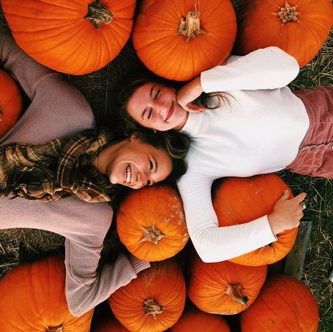 Taundi Ginder on Instagram: "We put the SPICE in a pumpkin spice latte" Pumpkin Patch Photoshoot, Pumpkin Patch Pictures, Fashion Fotografie, Oh My Gourd, Foto Glamour, Wow Photo, Fall Shoot, Best Friend Photoshoot, Fall Photoshoot